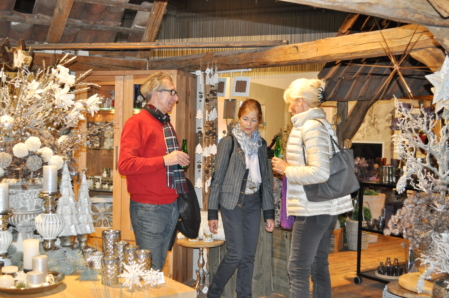 Aktuelles-Blauen-Teppich-Leser-in-der-Ausstellung-bei-Kitzmann-Home-Company