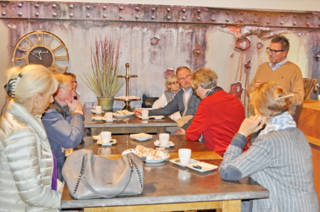 Aktuelles-Blauen-Teppich-Teilnehmer-an-der-Kaffeebar