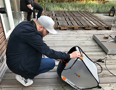 Beim Fotoshooting prüft Domi die Fotos