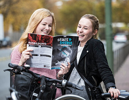 Ergebnis des Fotoshootings: Schüler mit Startbereit-Magazin