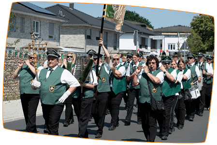 Aktuelles-Schützenvereine-Umzug-mit-Instrumenten